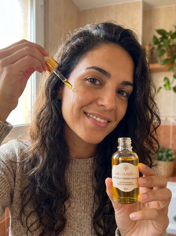 Mujer española usando aceite de argán